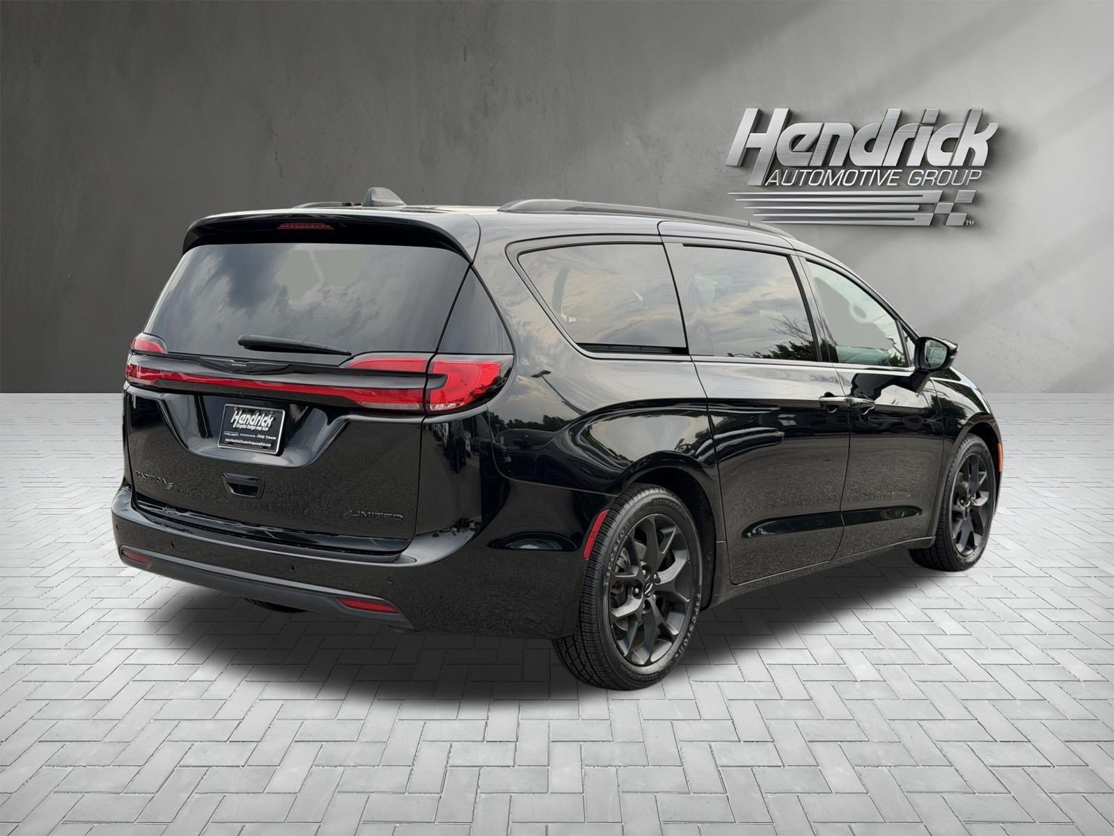 Used 2025 Chrysler Pacifica Limited FWD image 10