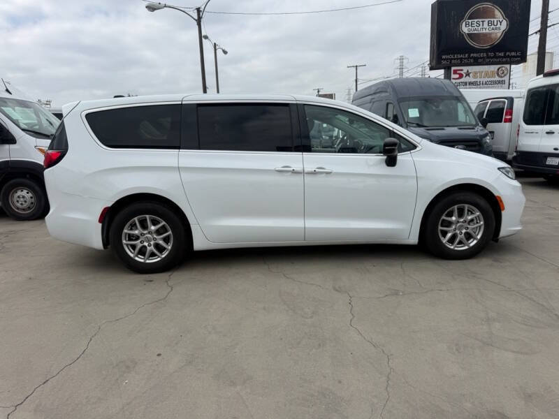 Used 2024 Chrysler Pacifica Touring-L FWD image 7
