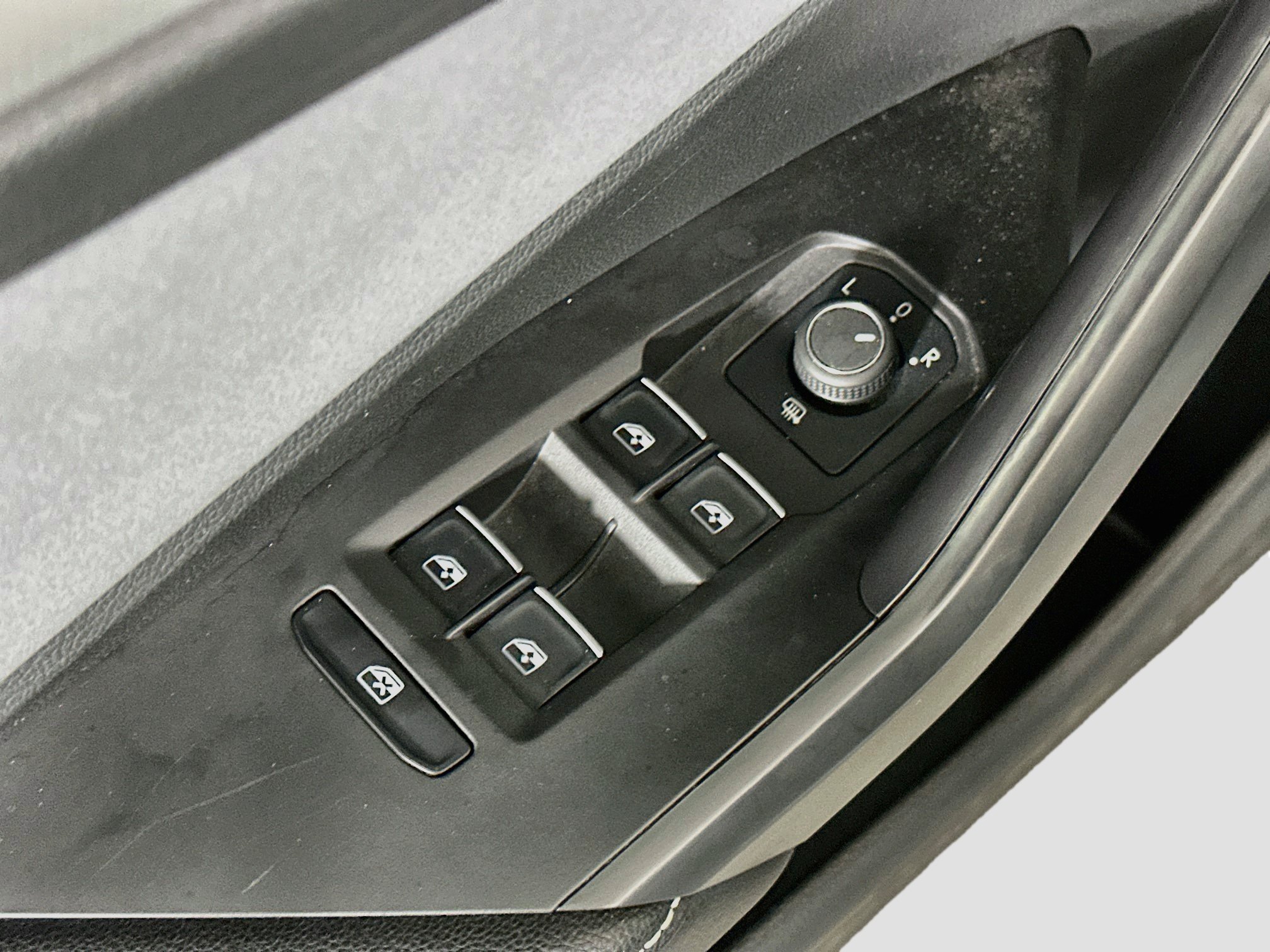 Used 2025 Volkswagen Jetta SE FWD image 15