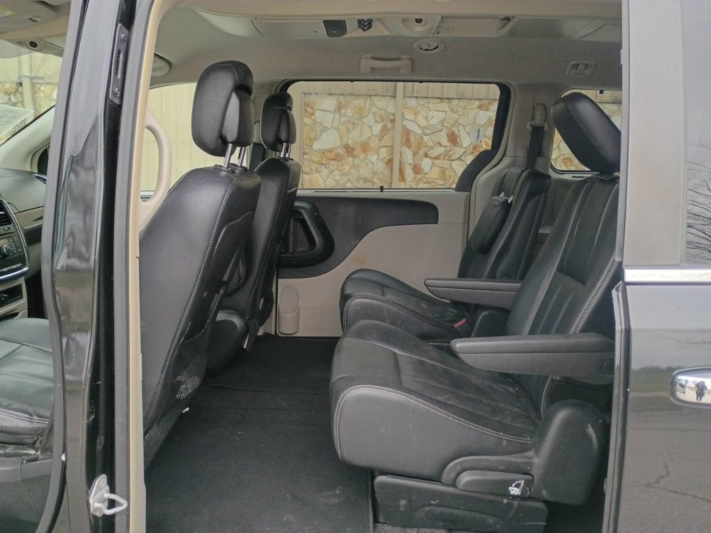 Used 2015 Chrysler Town & Country Touring w/ Driver Convenience Group image 16