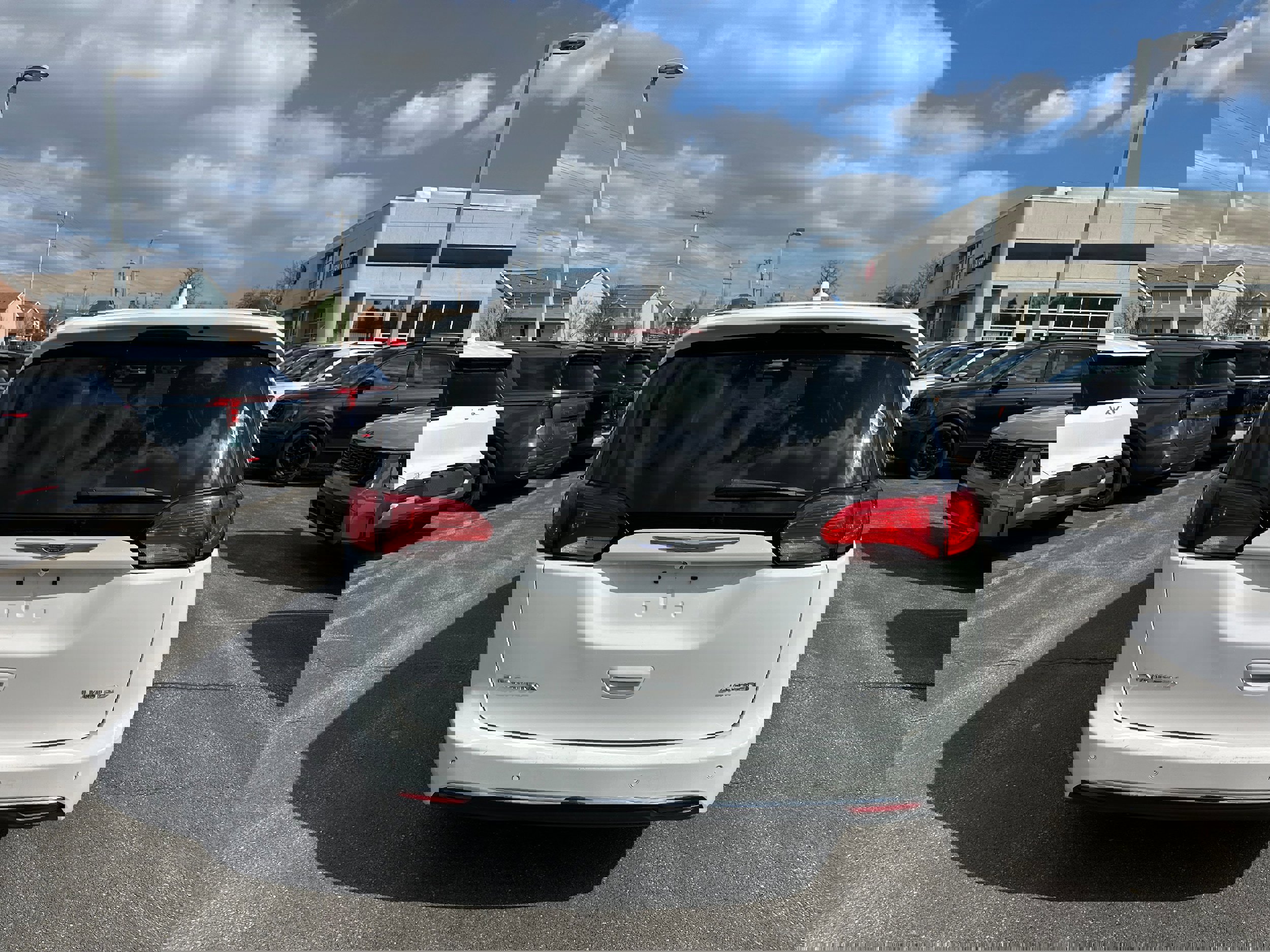 Used 2018 Chrysler Pacifica Limited image 6