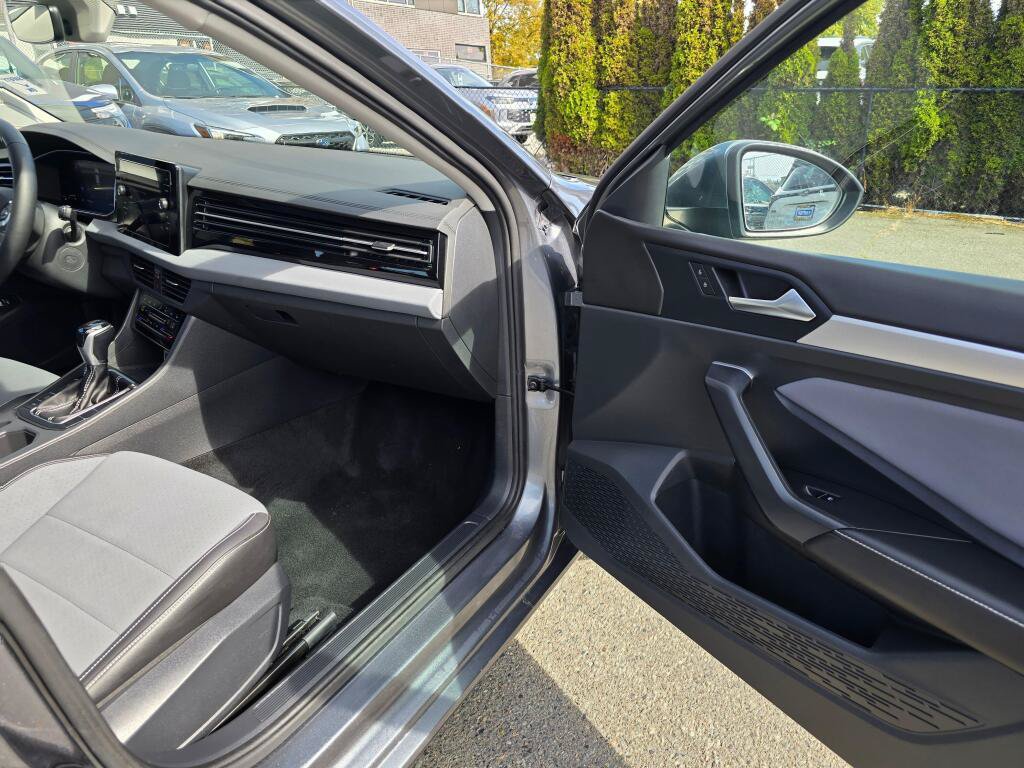 Used 2025 Volkswagen Jetta SE FWD image 10