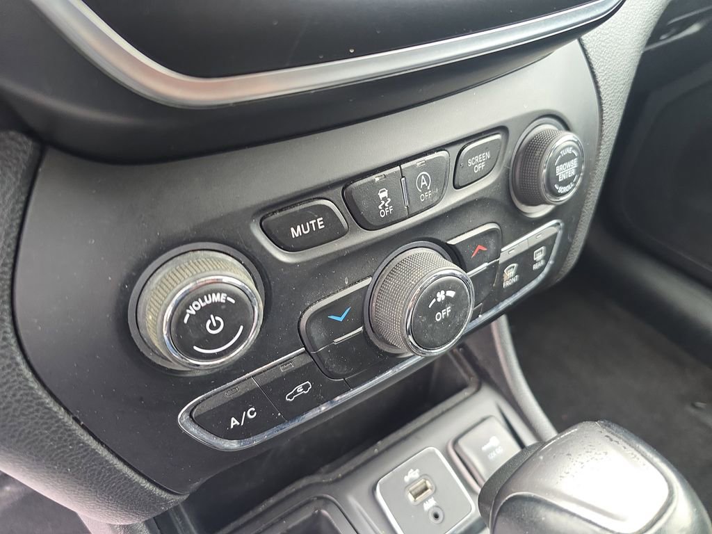 Used 2019 Jeep Cherokee Latitude Plus image 24