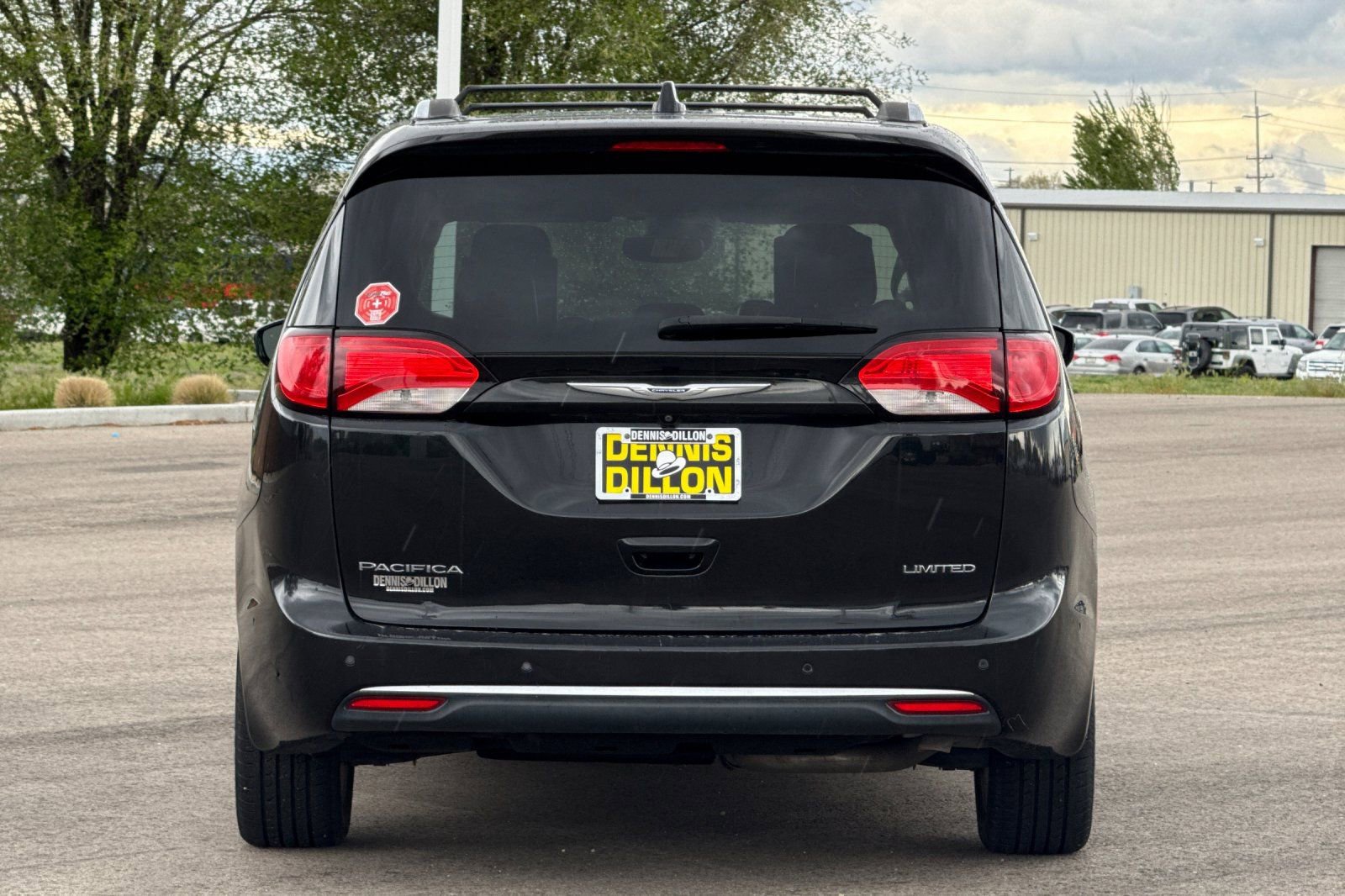 Used 2017 Chrysler Pacifica Limited w/ UConnect Theater Package FWD image 5