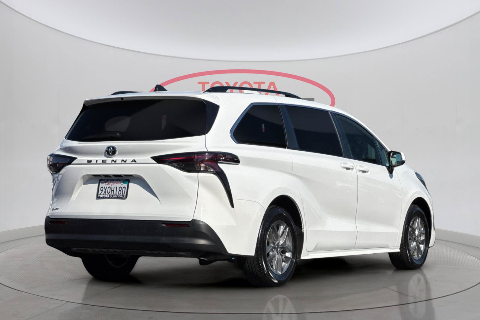 Used 2026 Toyota Sienna LE FWD image 3
