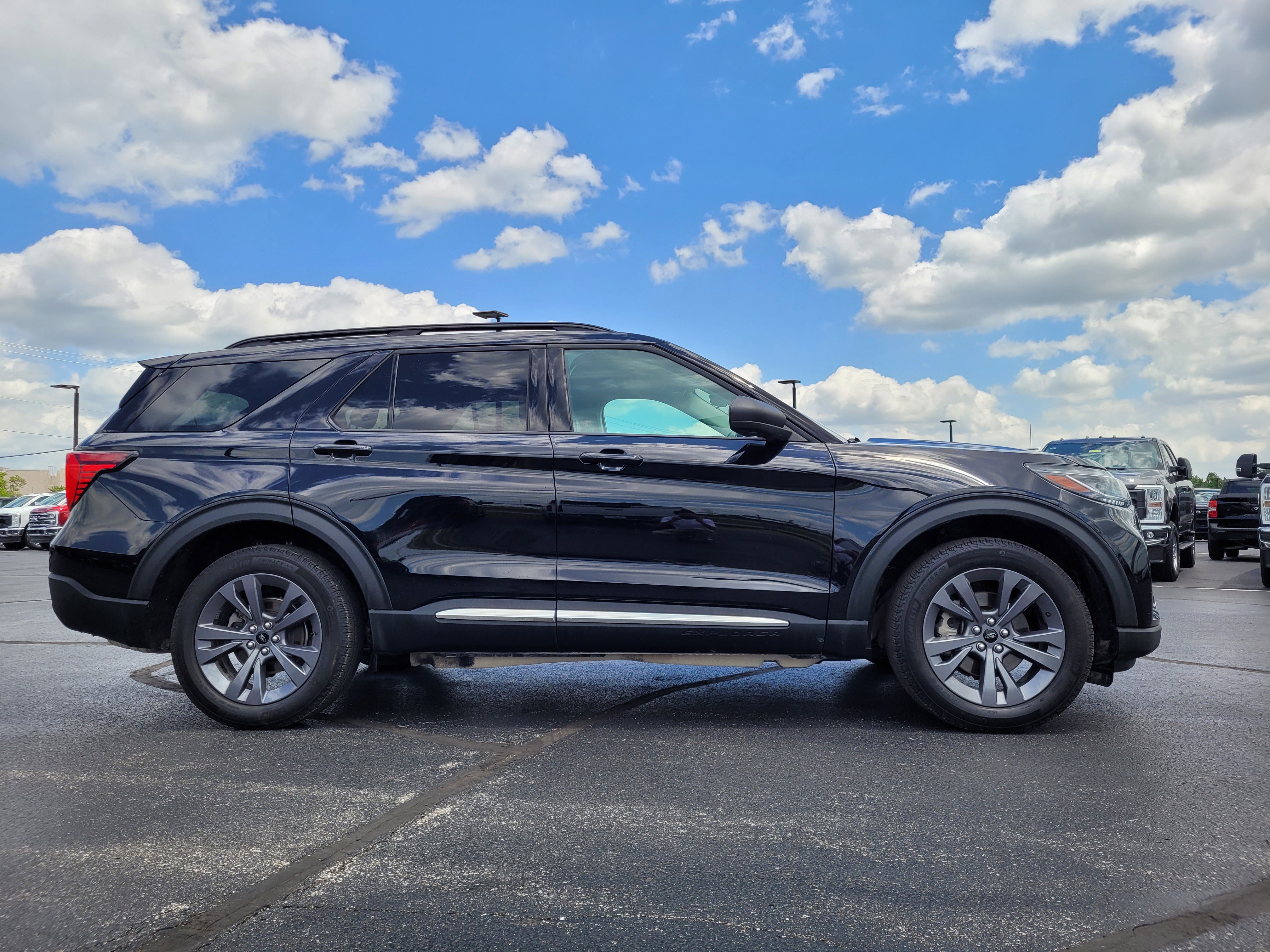Used 2025 Ford Explorer Active w/ Active Comfort Package AWD/4WD image 2