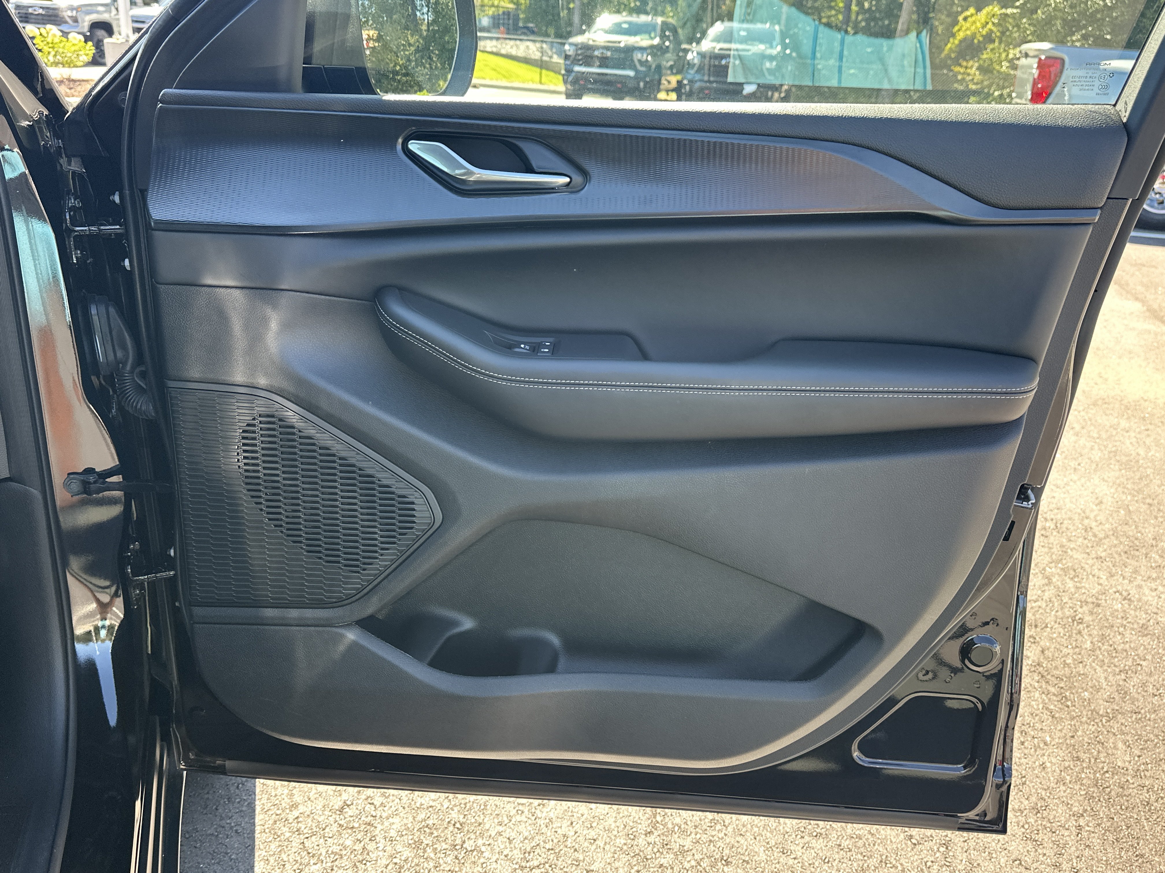 Used 2025 Jeep Grand Cherokee Laredo w/ Luxury Tech Group I RWD image 15