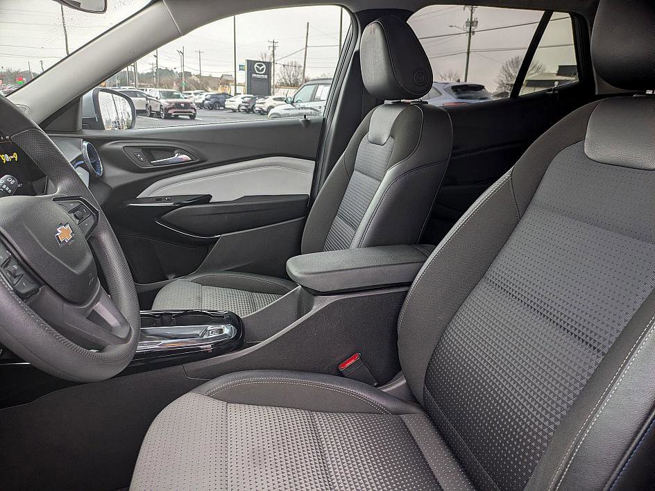 Used 2025 Chevrolet Trax LT image 11