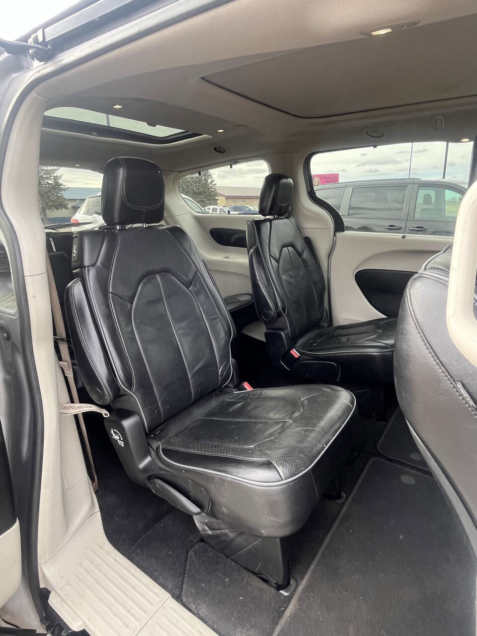 Used 2018 Chrysler Pacifica Limited image 6