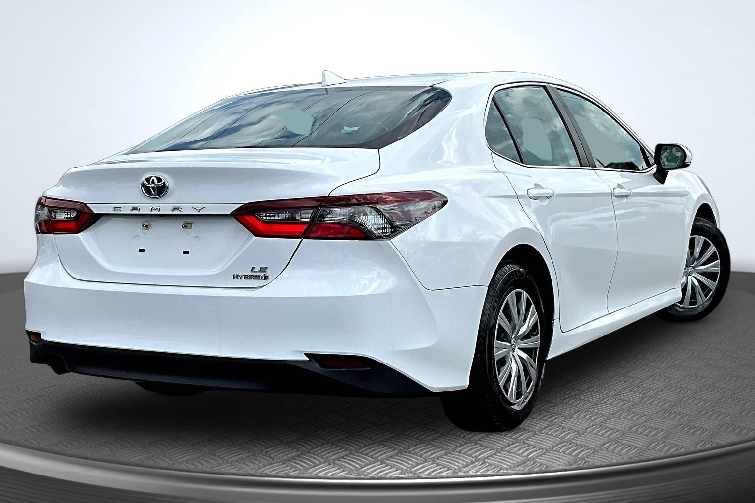 Used 2022 Toyota Camry LE FWD image 5