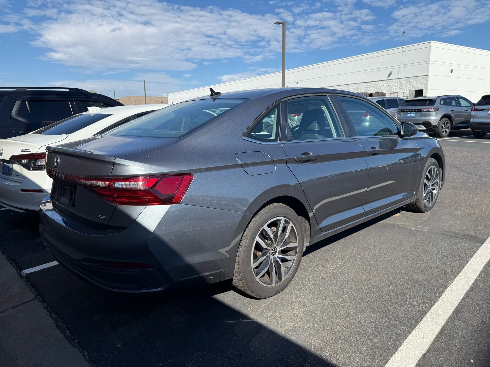 Used 2025 Volkswagen Jetta SE FWD image 4