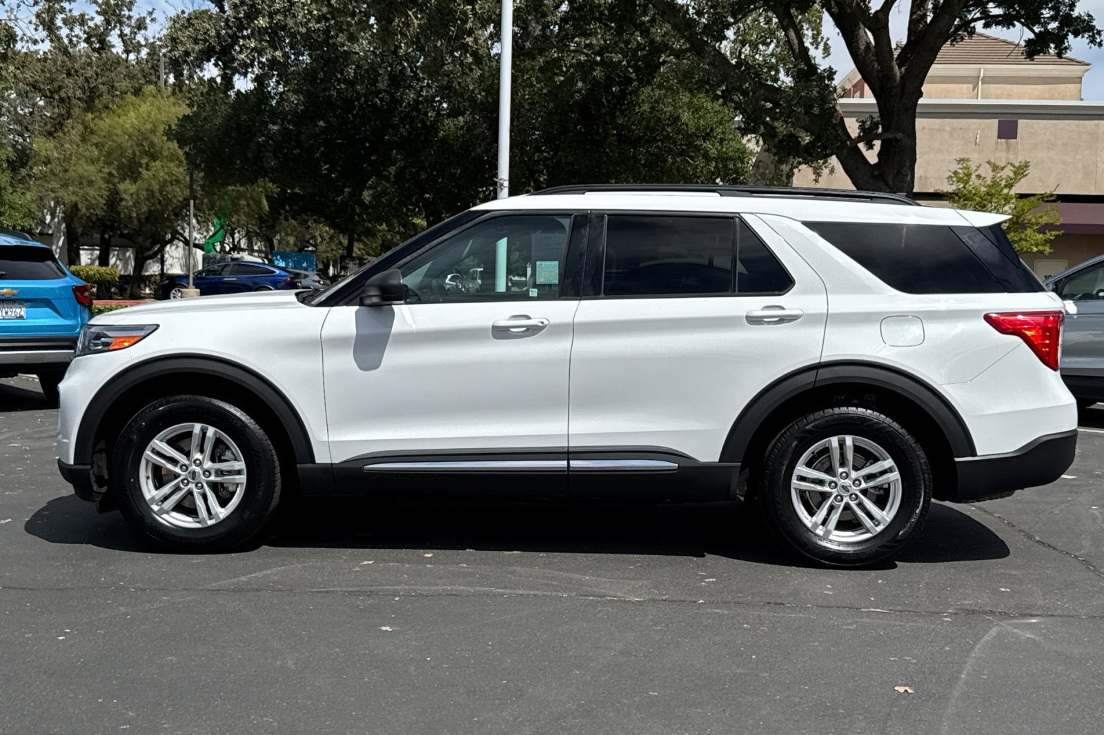 Used 2022 Ford Explorer XLT AWD/4WD image 6