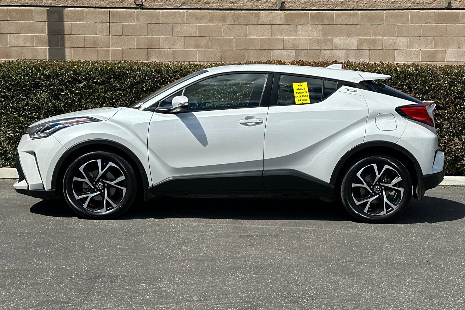 Used 2022 Toyota C-HR XLE FWD image 7