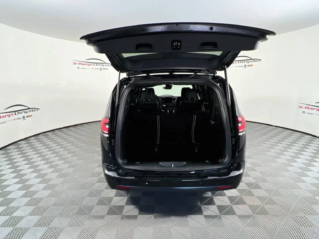 Used 2025 Chrysler Pacifica Select w/ Fav Edition Package FWD image 26