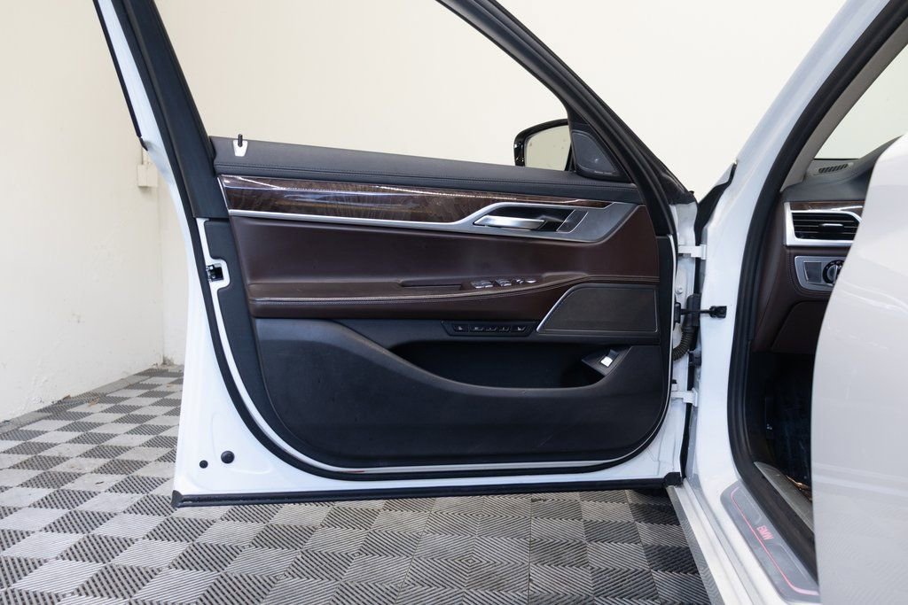 Used 2021 BMW 740i w/ Premium Package RWD image 14