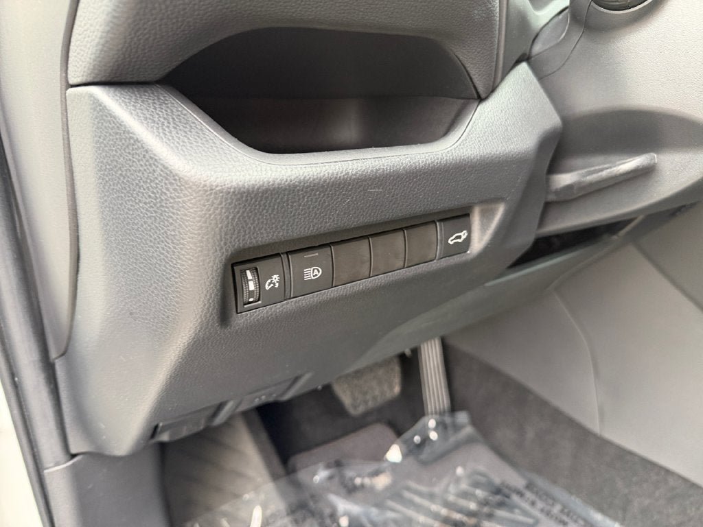 Used 2022 Toyota RAV4 XLE w/ Convenience Package FWD image 19