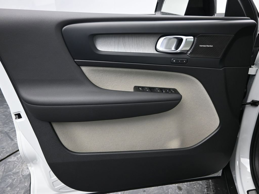 New 2026 Volvo XC40 B5 Ultra w/ Protection Package Premier image 22