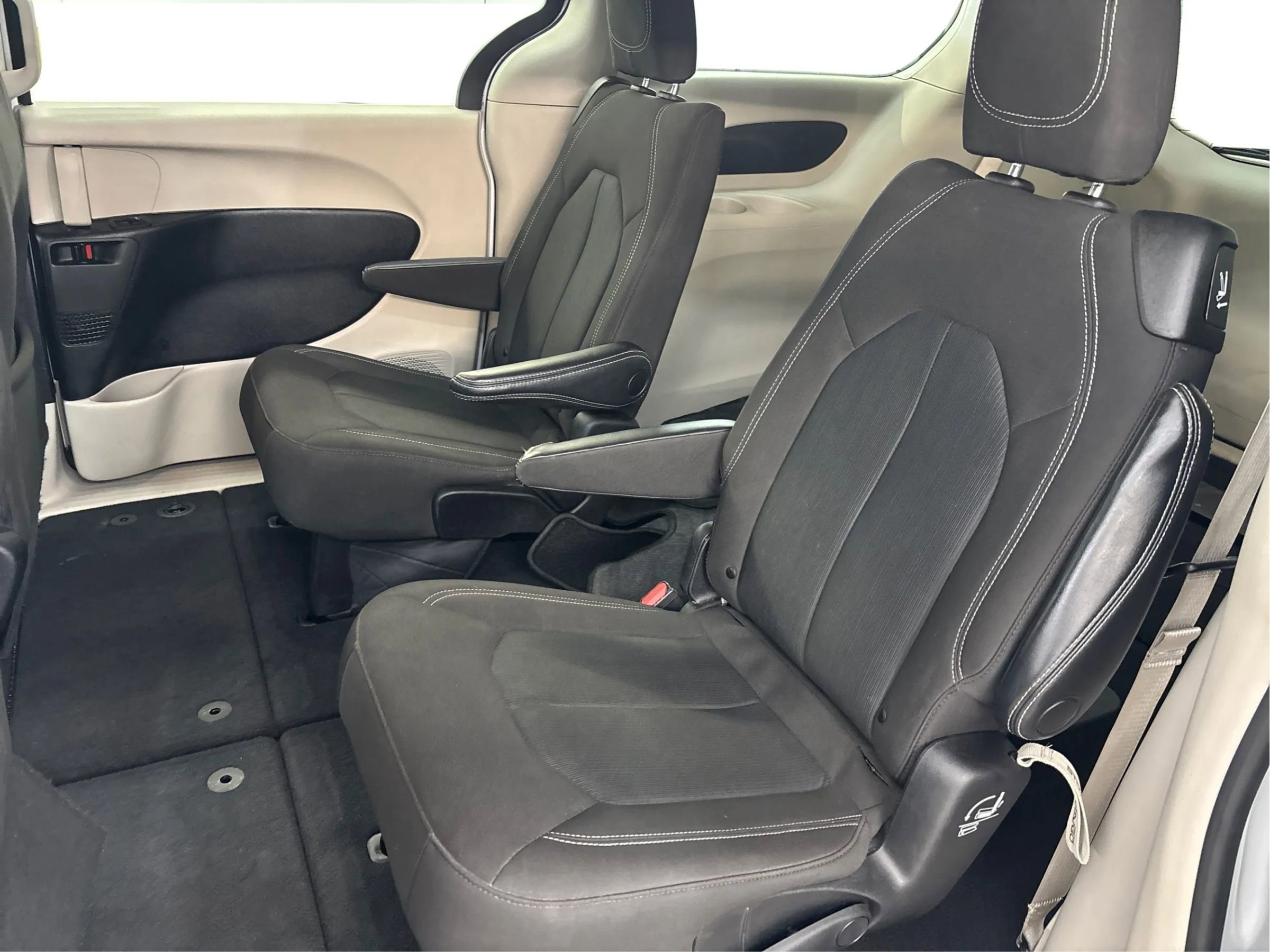 Used 2023 Chrysler Voyager LX image 14