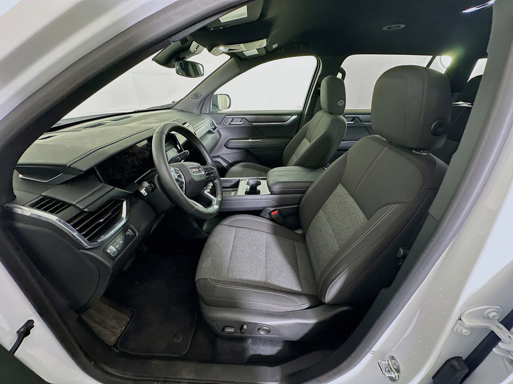 Used 2025 GMC Acadia Elevation image 13