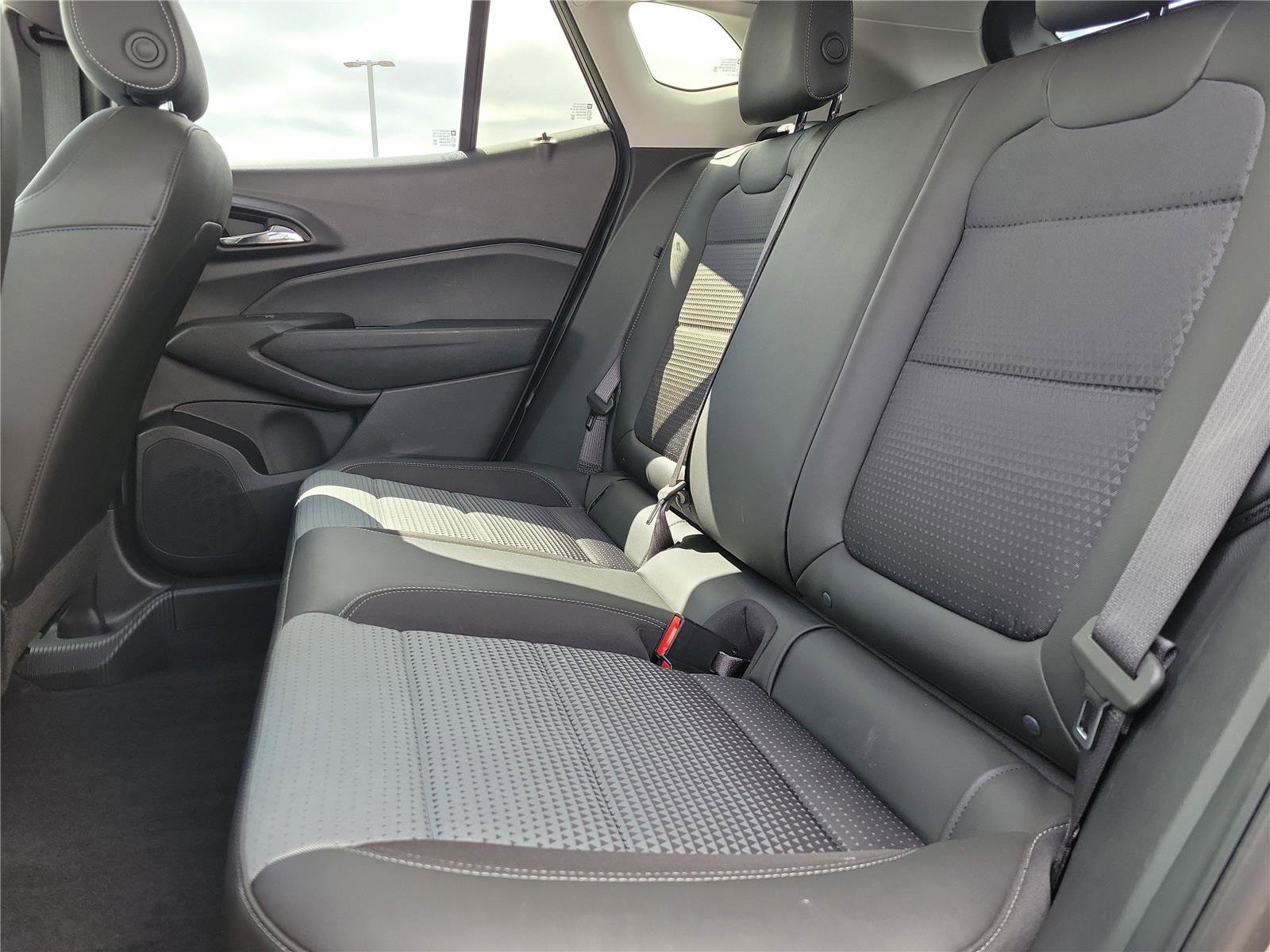 Used 2025 Chevrolet Trax LT w/ LT Convenience Package image 11