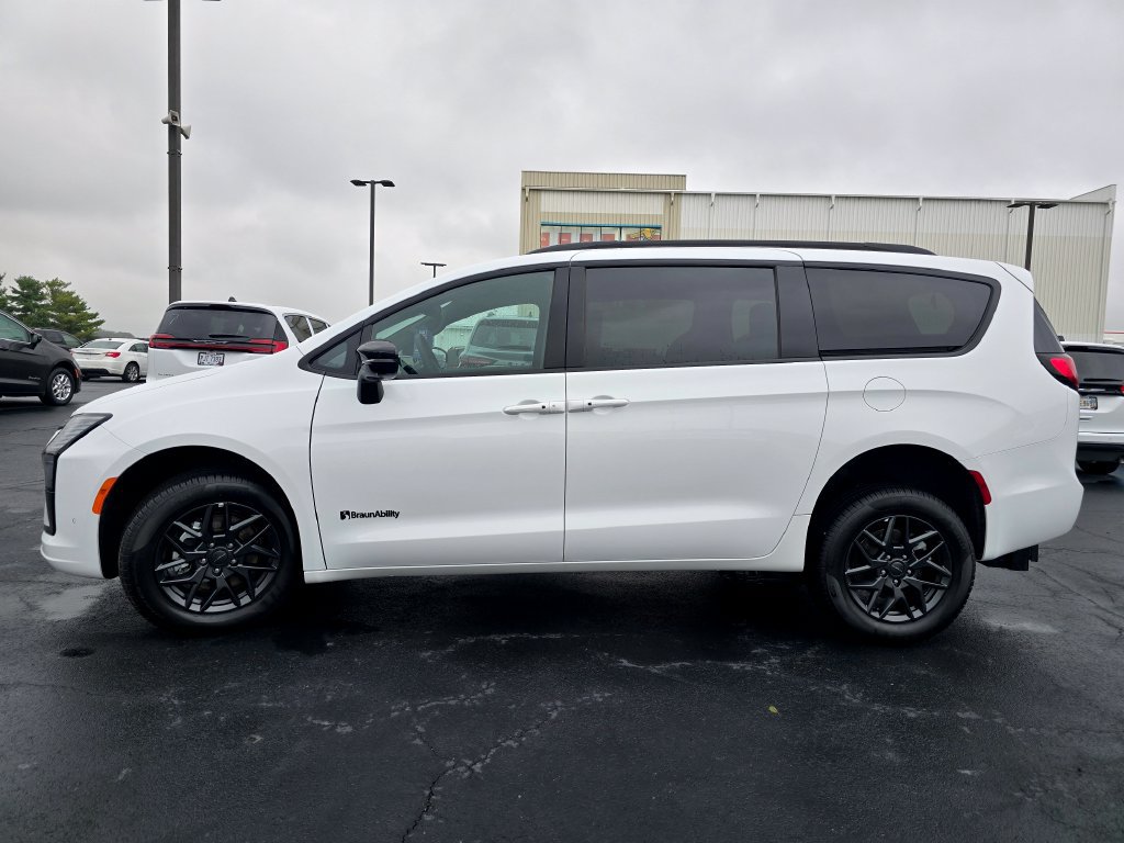 Used 2027 Chrysler Pacifica Select w/ S Appearance Package FWD image 5