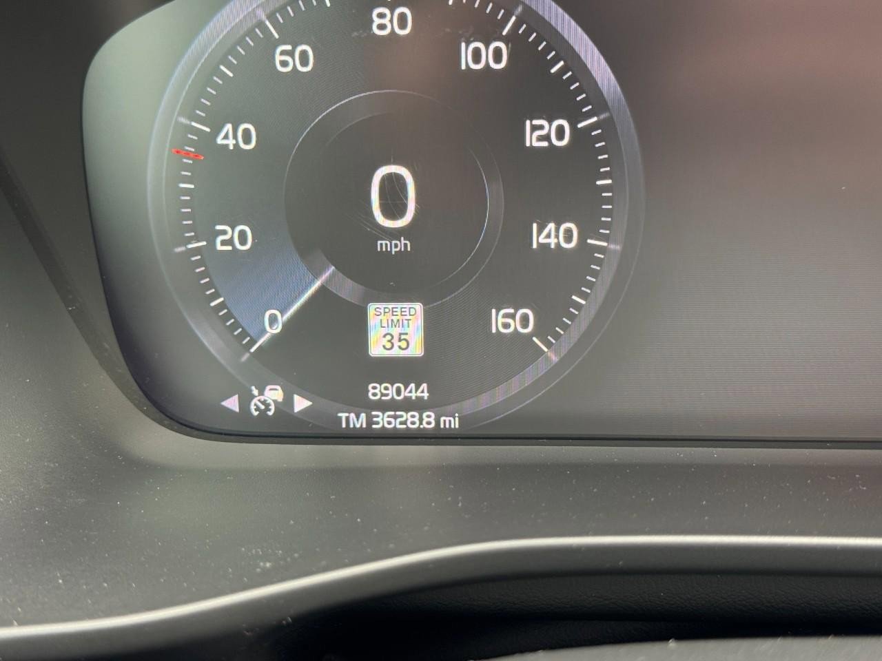 Used 2022 Volvo XC40 T4 Momentum image 22