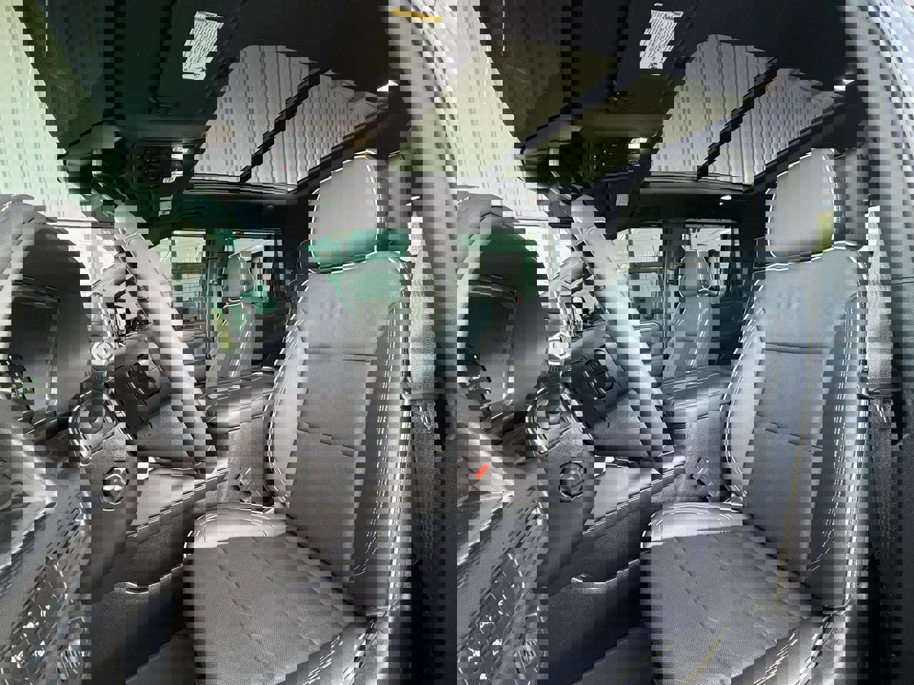 Used 2024 GMC Yukon SLT w/ SLT Luxury Package image 14