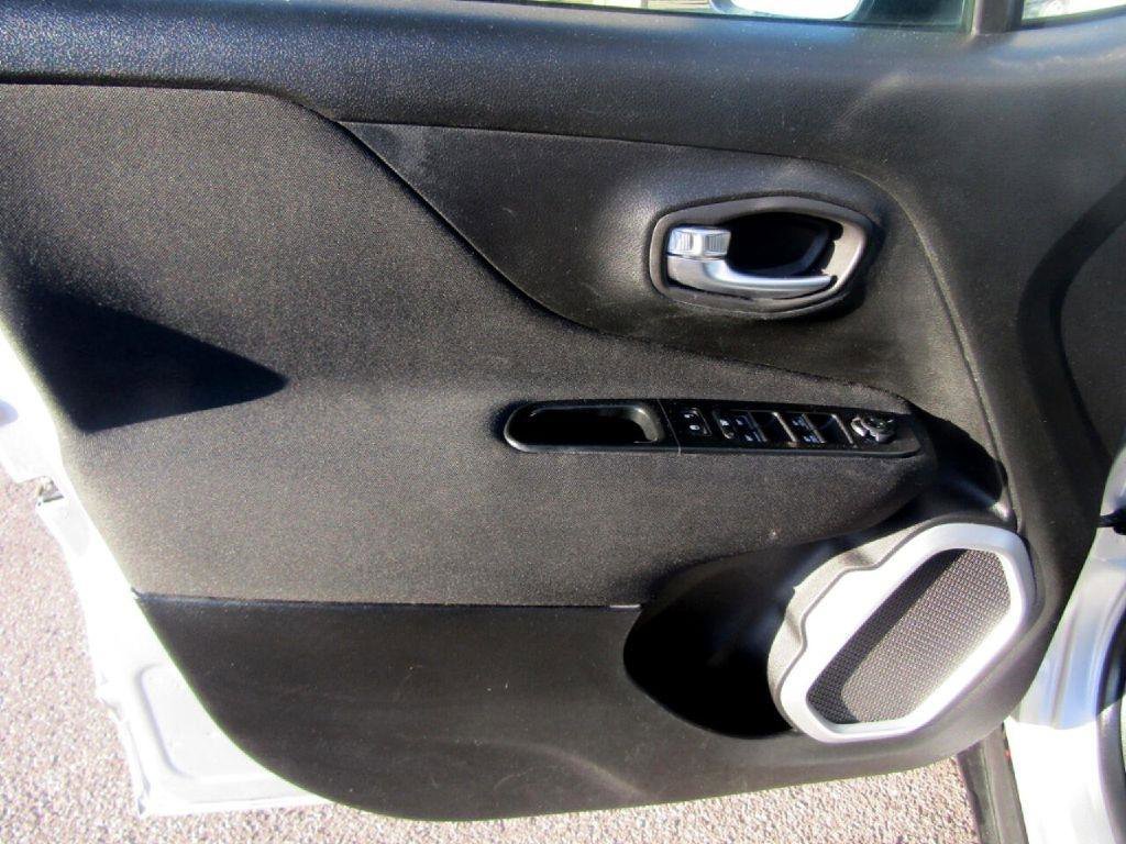 Used 2018 Jeep Renegade Latitude FWD image 9