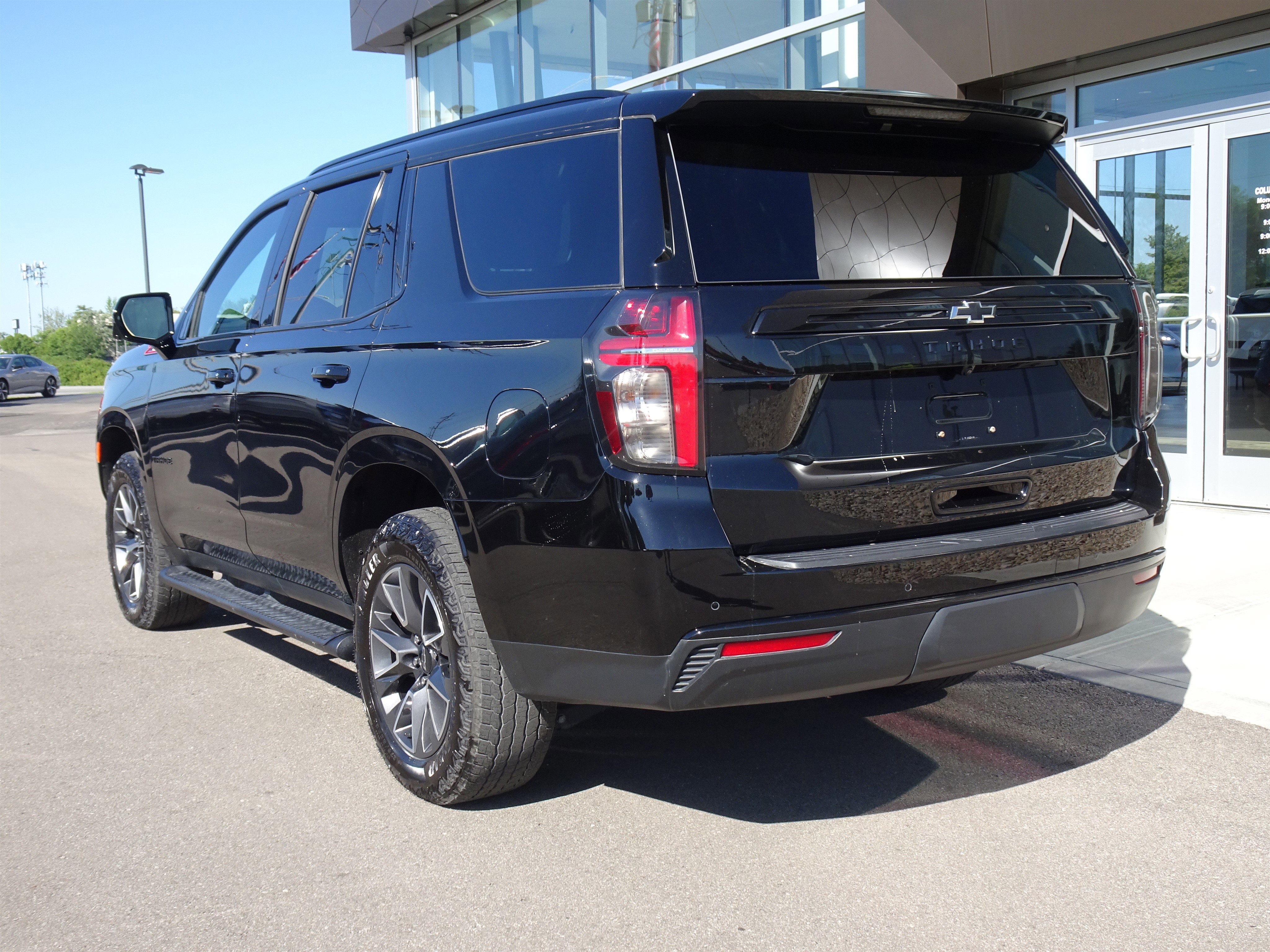 Used 2023 Chevrolet Tahoe Z71 w/ Luxury Package AWD/4WD image 3