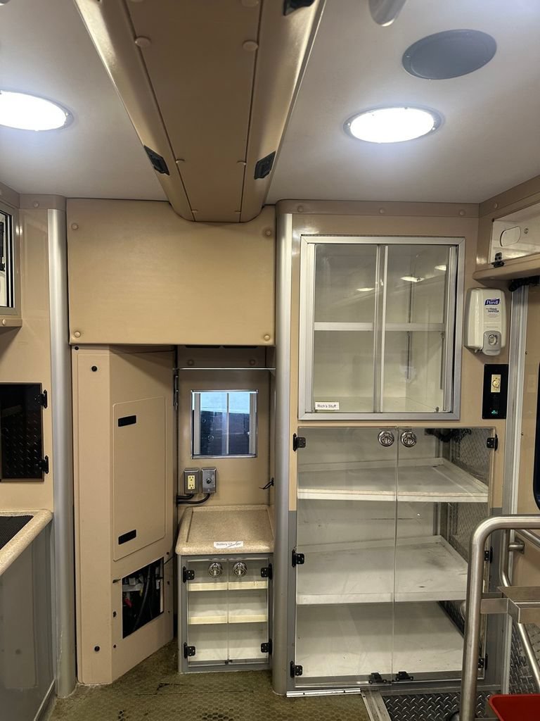 Used 2011 Chevrolet Express 4500 w/ Ambulance Package RWD image 28