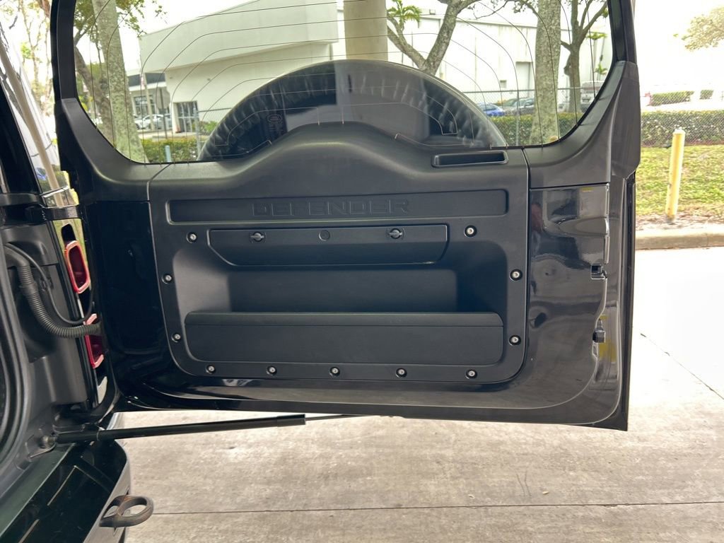 Used 2024 Land Rover Defender 130 X-Dynamic SE image 36