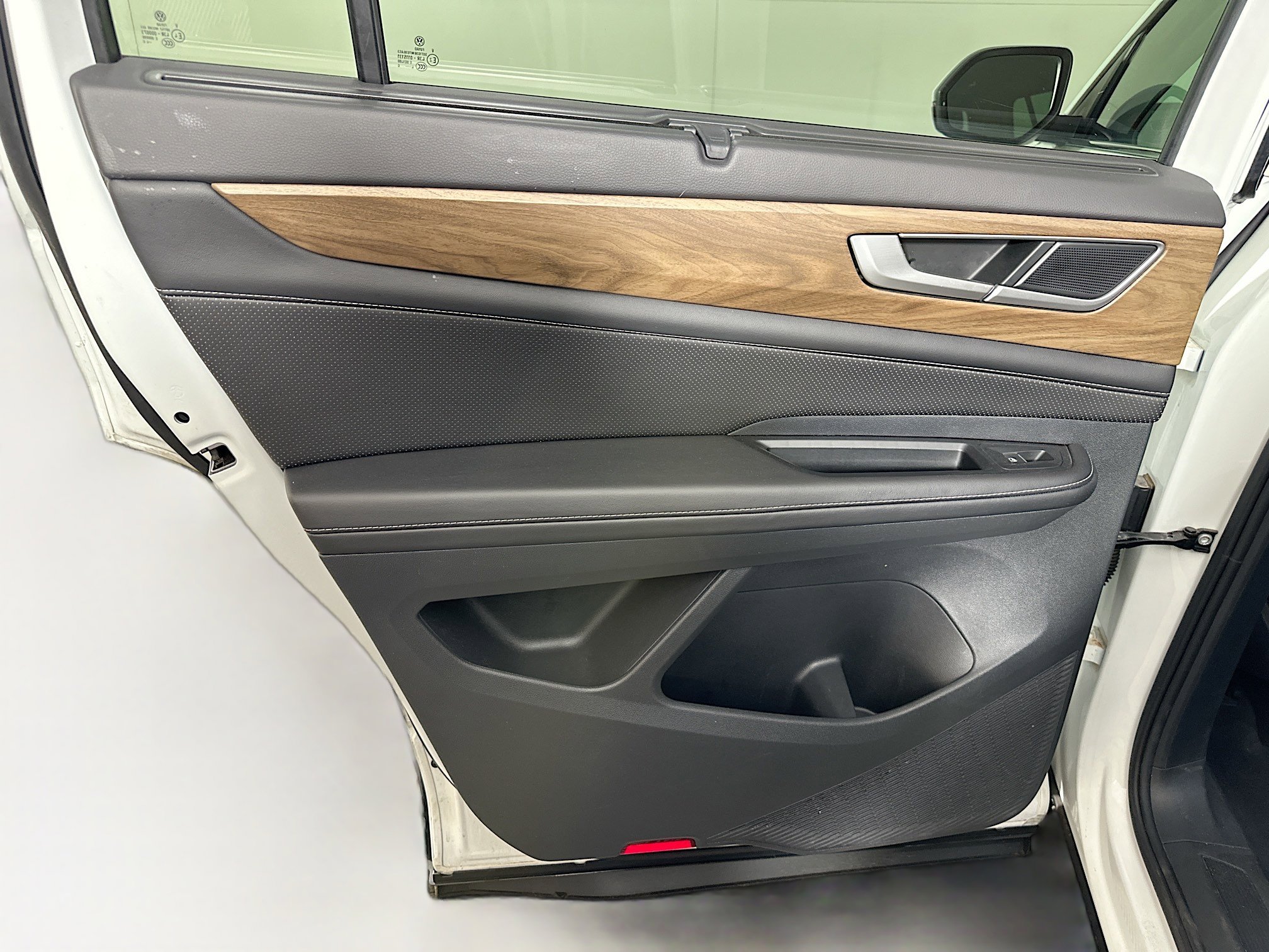 Used 2025 Volkswagen Atlas SE image 25