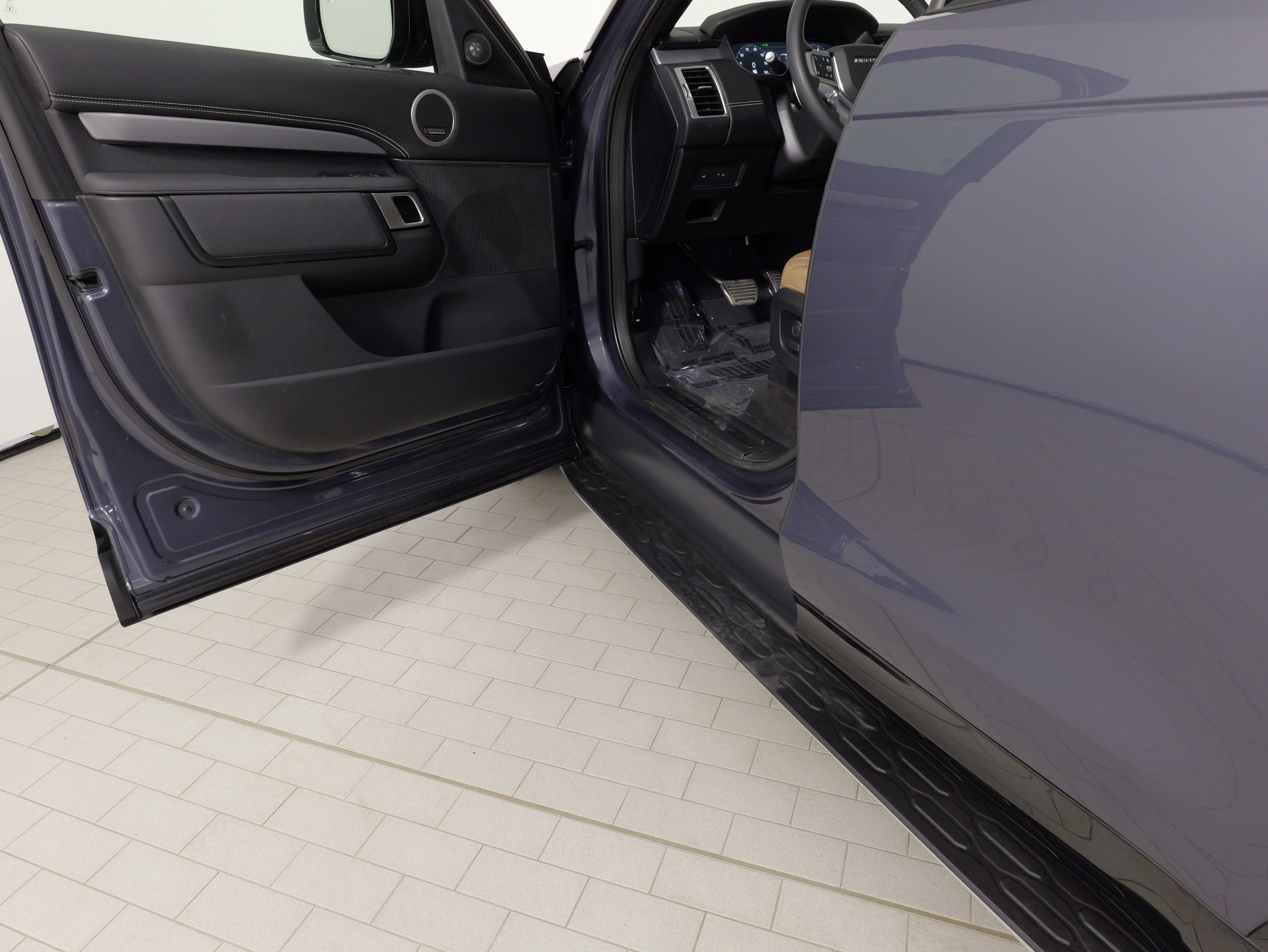 Used 2024 Land Rover Discovery Dynamic SE image 30