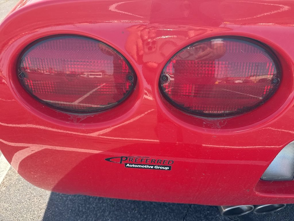 Used 2004 Chevrolet Corvette Coupe w/ Preferred Equipment Group RWD image 12