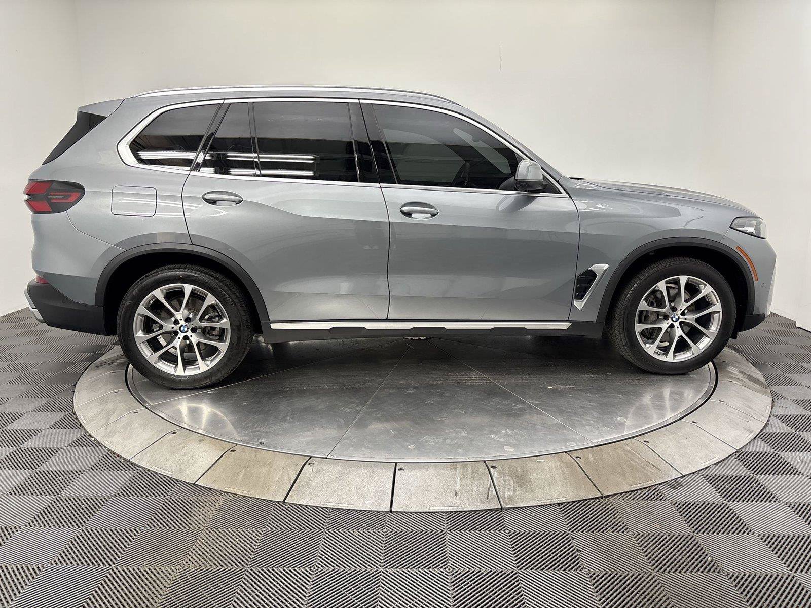 Used 2024 BMW X5 xDrive40i w/ Parking Assistance Package AWD/4WD image 17