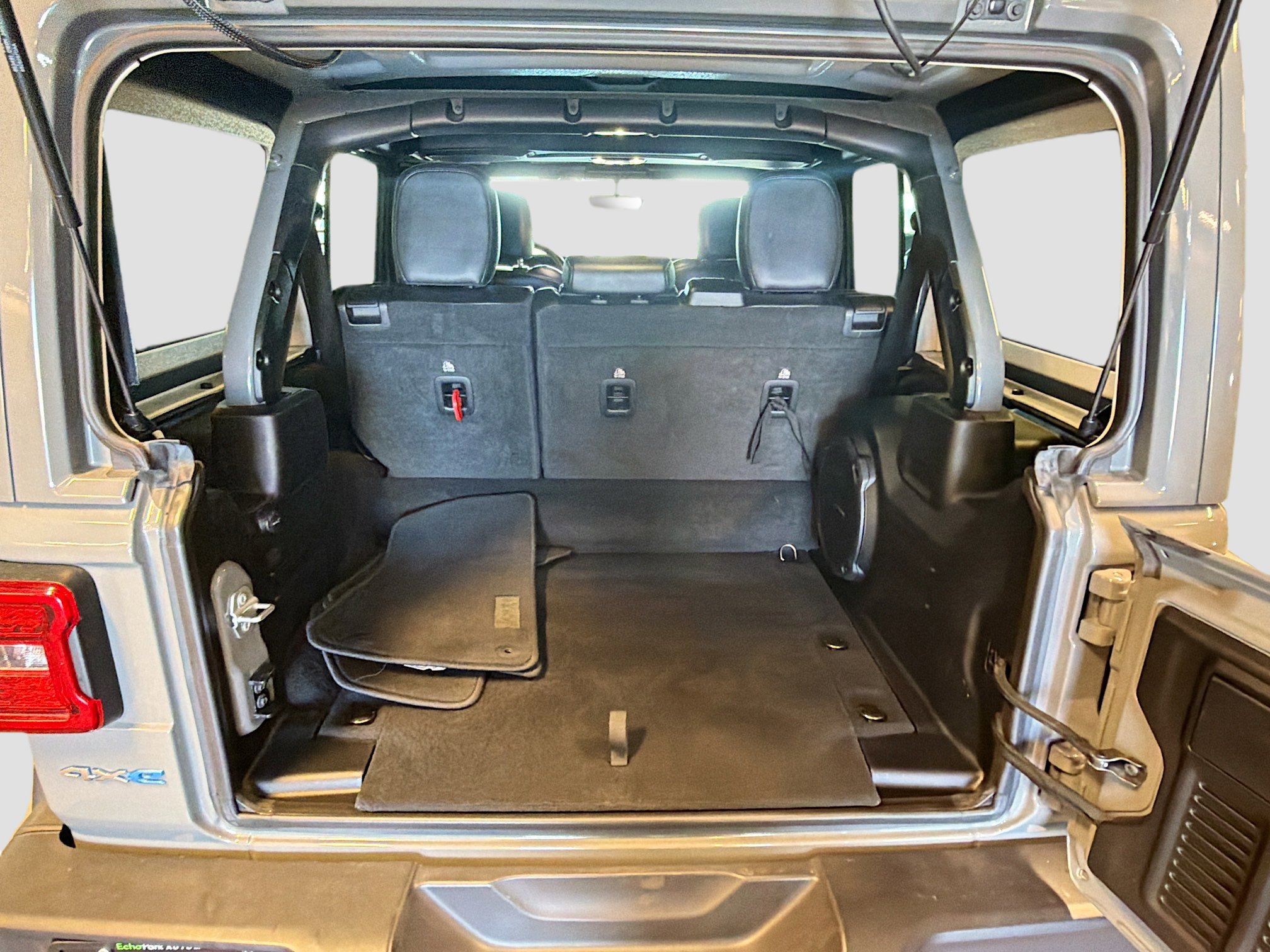 Used 2022 Jeep Wrangler Unlimited Sahara AWD/4WD image 28