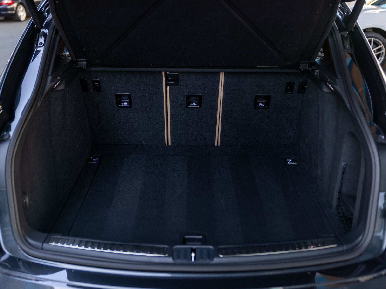 Certified 2023 Porsche Macan AWD/4WD image 39