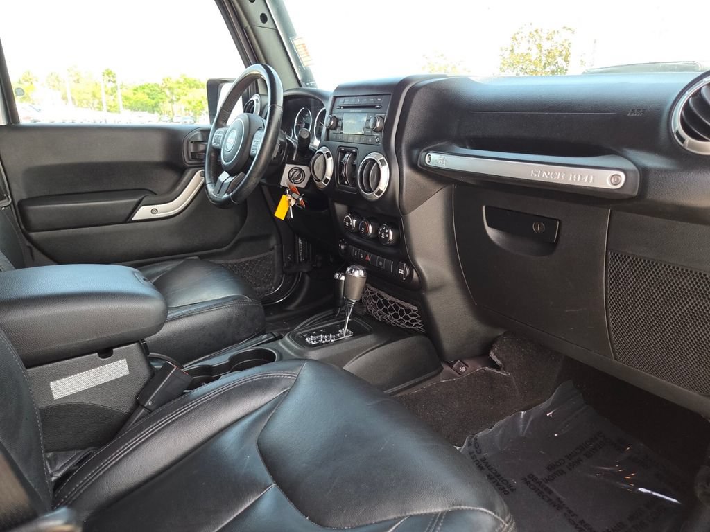 Used 2017 Jeep Wrangler Unlimited Sahara w/ Connectivity Group AWD/4WD image 15