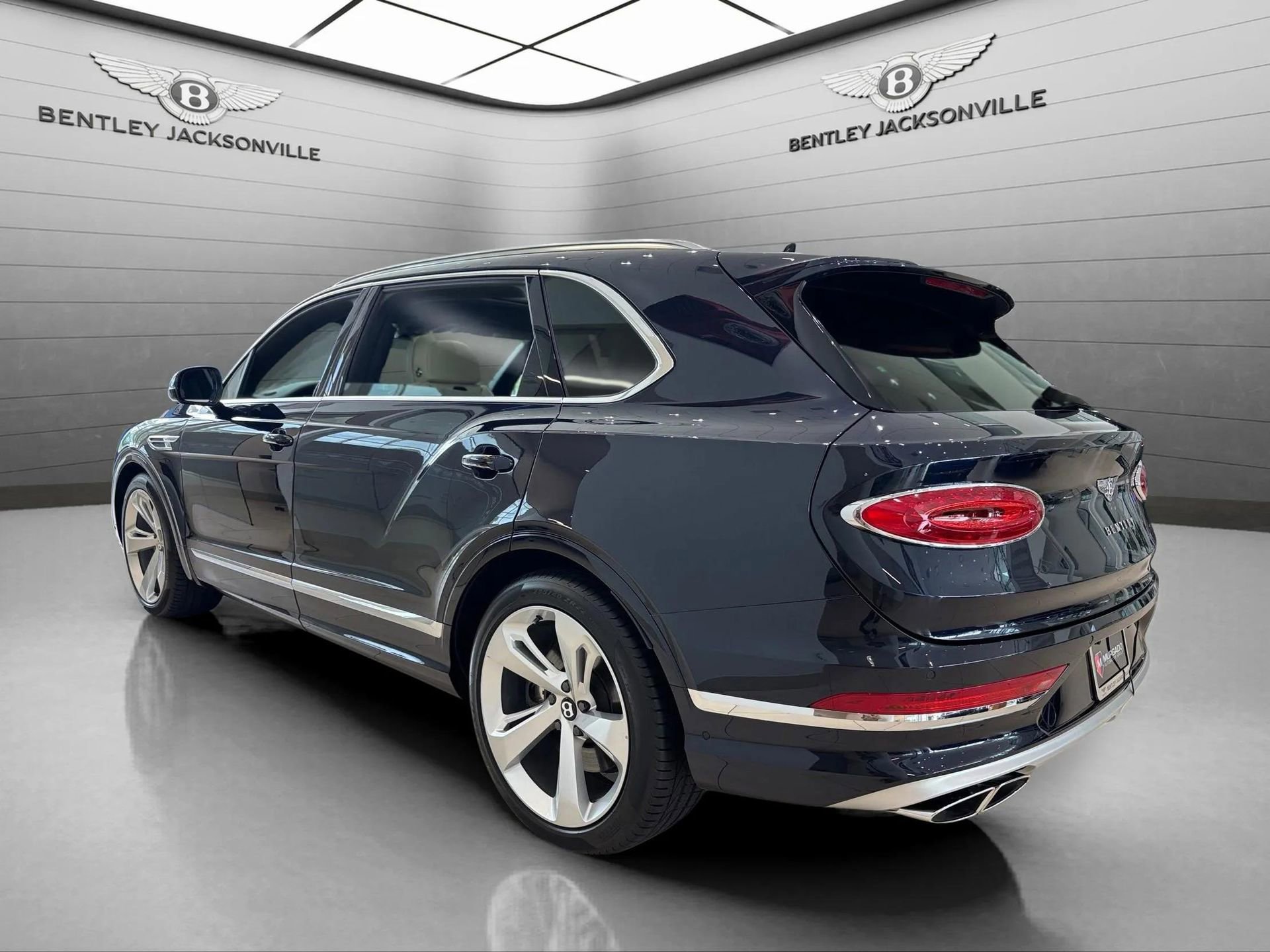 Used 2024 Bentley Bentayga Extended Wheelbase image 8