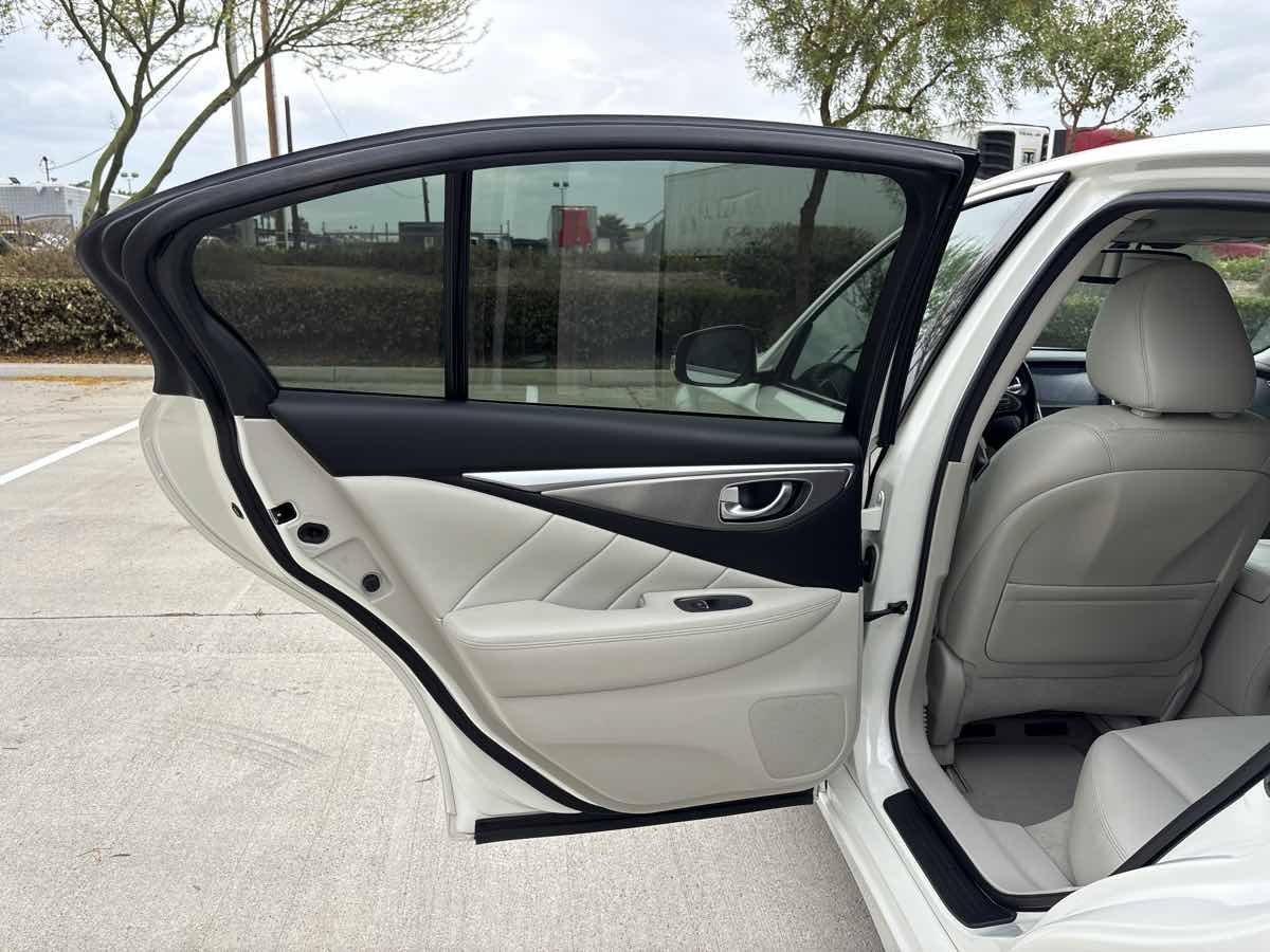Used 2017 INFINITI Q50 Signature Edition w/ All Weather Package (L93) RWD image 11