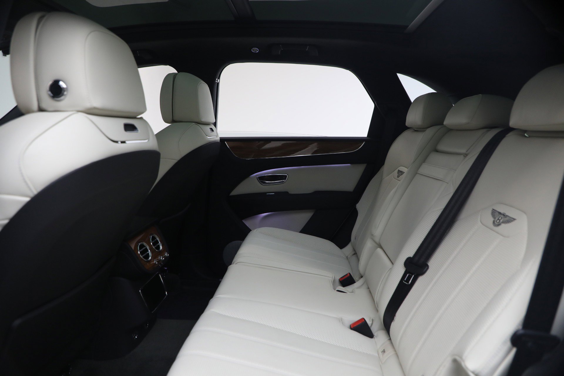 Used 2023 Bentley Bentayga image 23