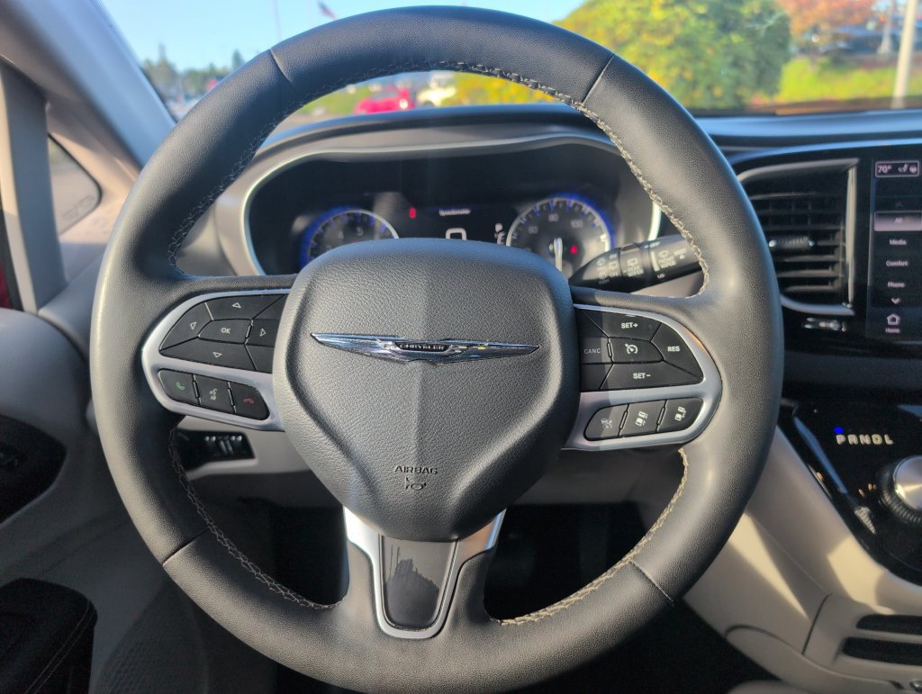 Used 2024 Chrysler Pacifica Touring-L FWD image 21