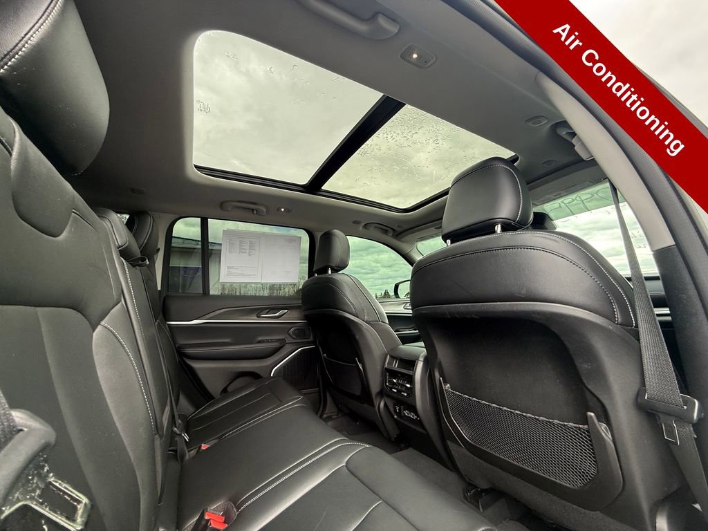 Used 2023 Jeep Grand Cherokee Limited w/ Black Appearance Package AWD/4WD image 44