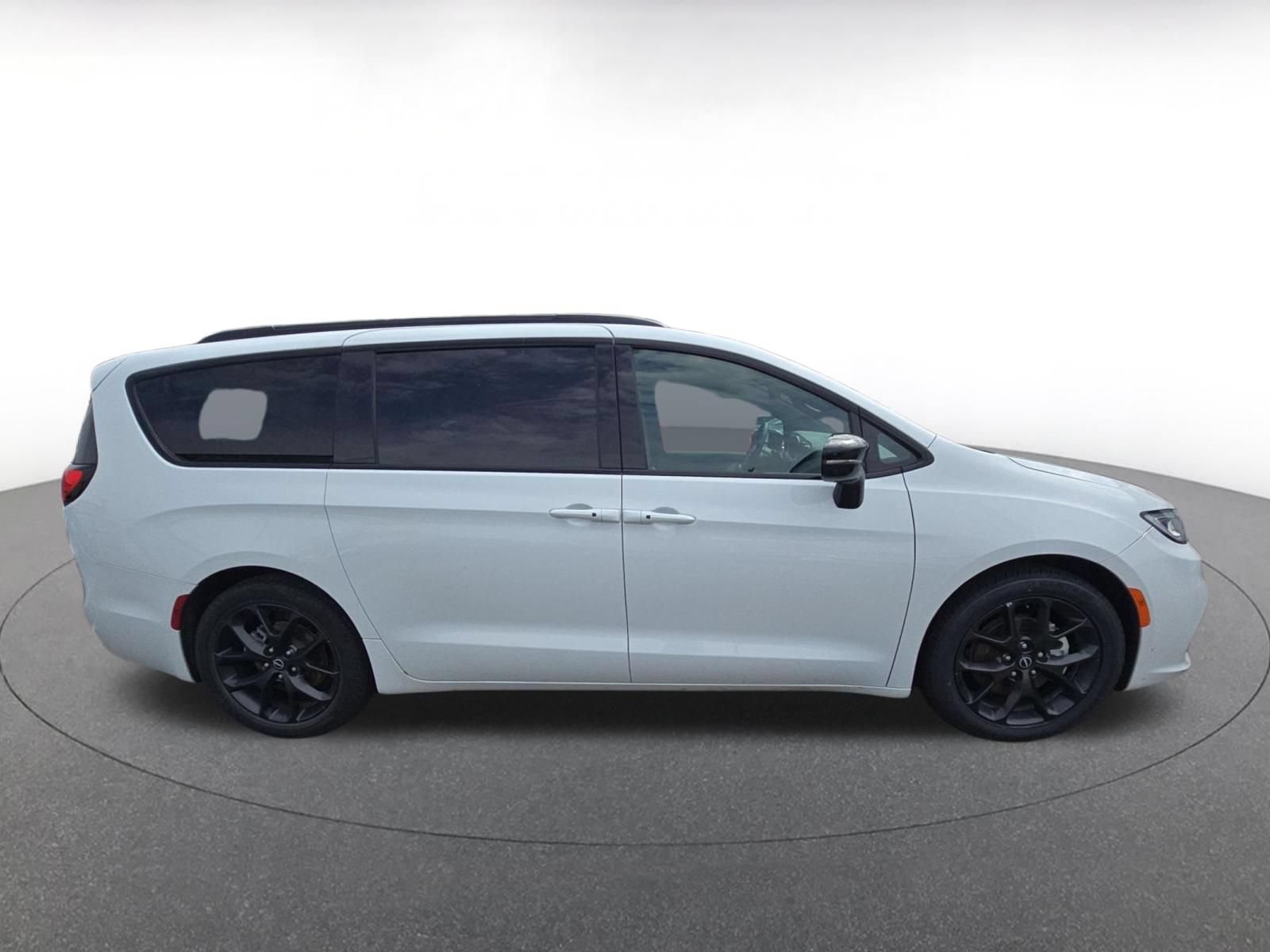 Used 2025 Chrysler Pacifica Limited FWD image 6