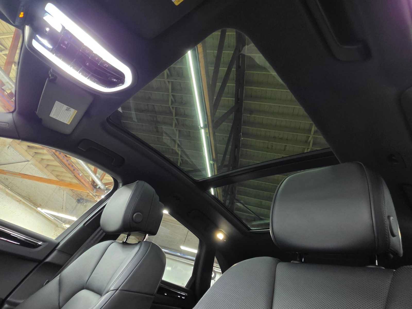 Used 2025 Porsche Macan AWD/4WD image 23