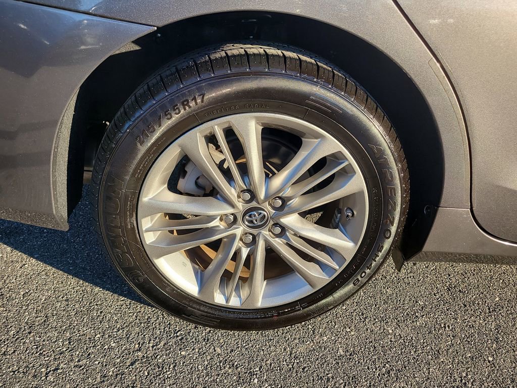 Used 2017 Toyota Camry SE image 5