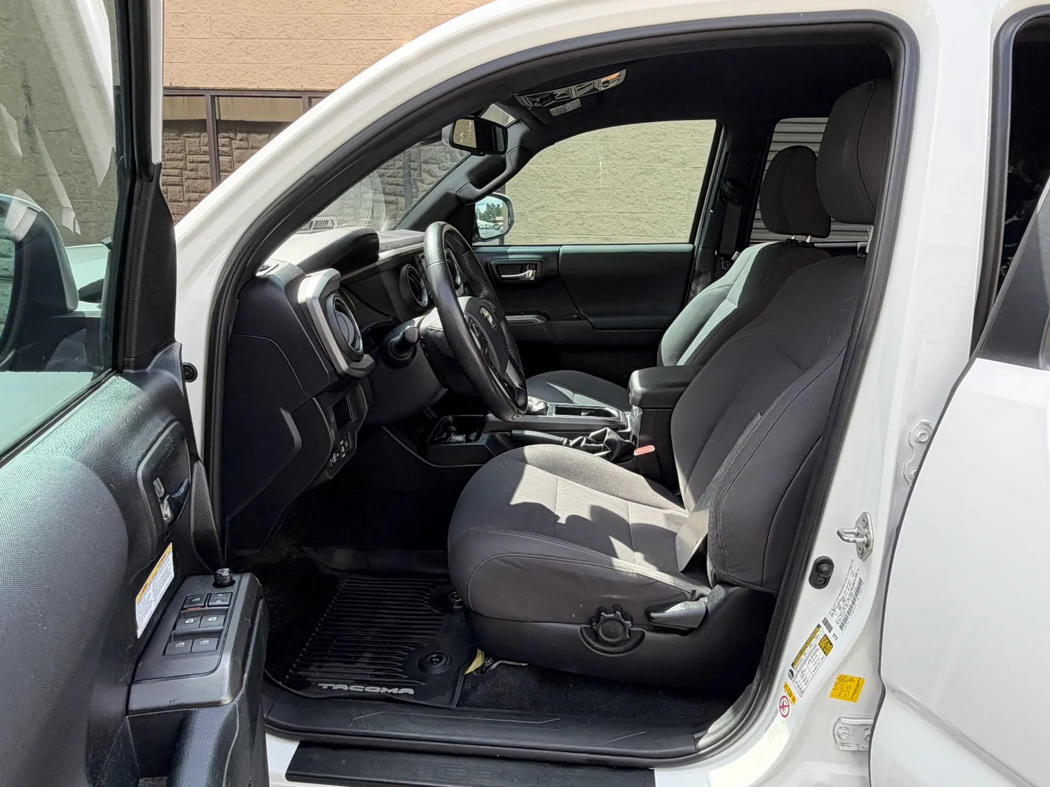 Used 2019 Toyota Tacoma TRD Off-Road w/ Technology Package AWD/4WD image 17