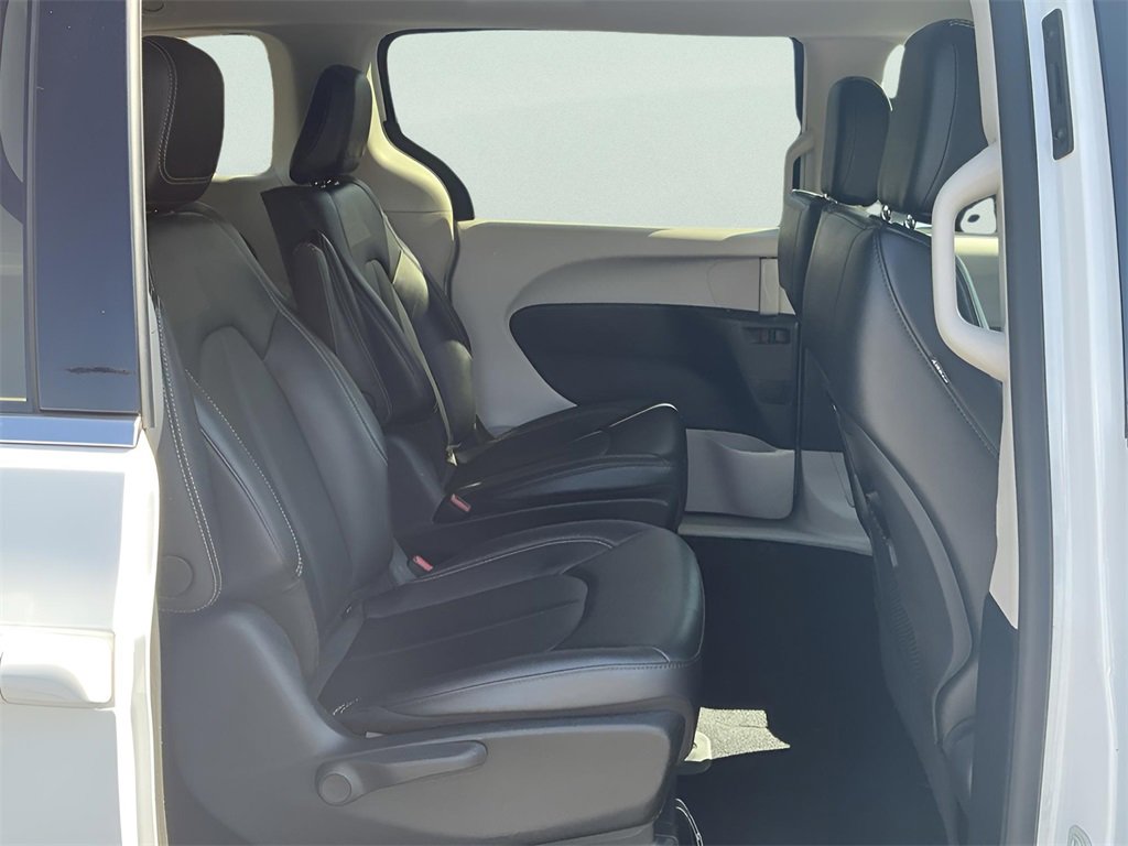 Used 2024 Chrysler Pacifica Select image 42