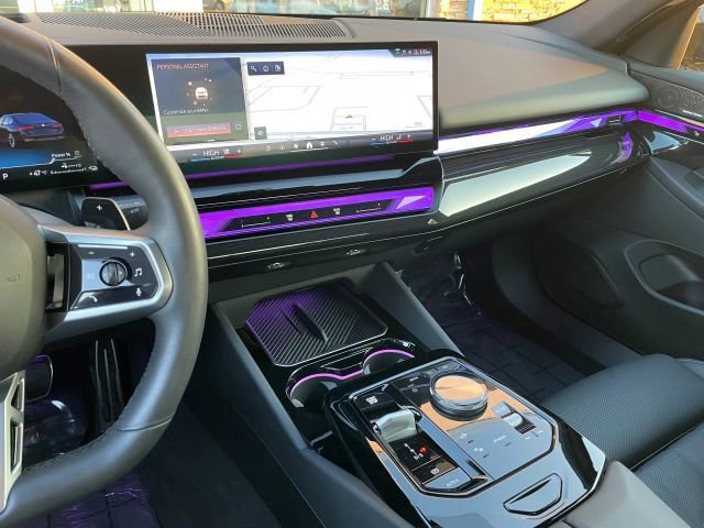 Used 2025 BMW 550e xDrive w/ Premium Package image 33