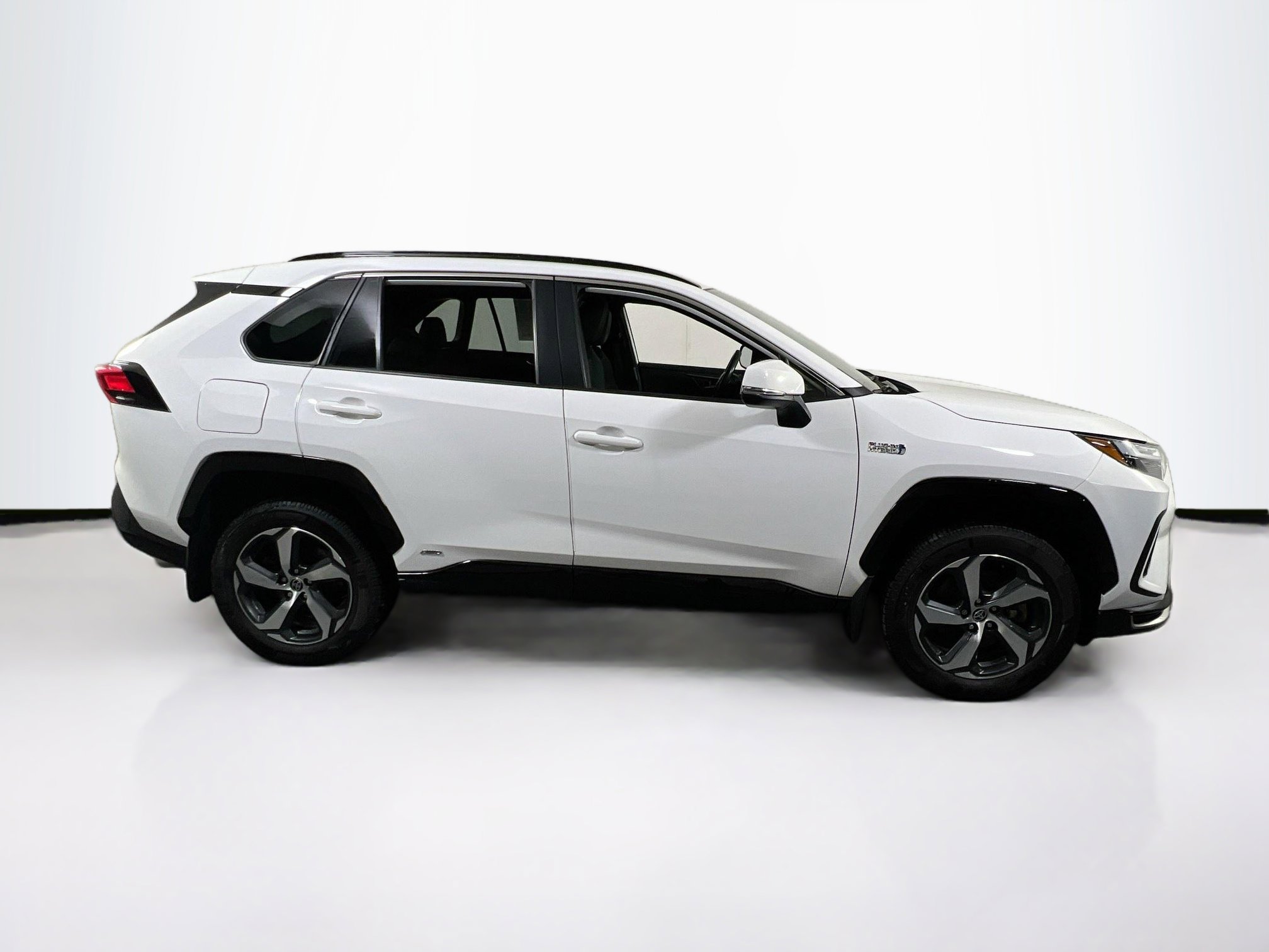 Used 2023 Toyota RAV4 SE w/ Weather & Moonroof Package image 4